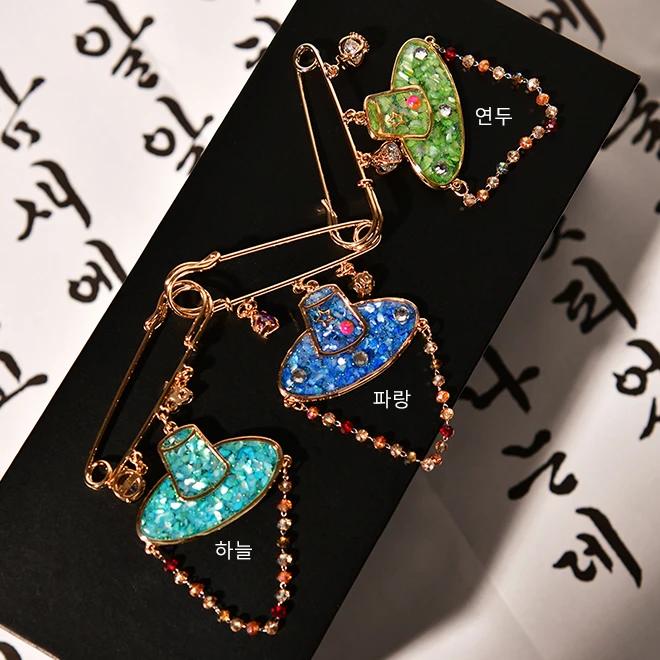 Gat Brooch
