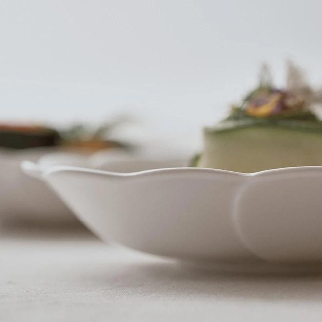 White Porcelain Flower-shaped Plate Set (Exhibition)