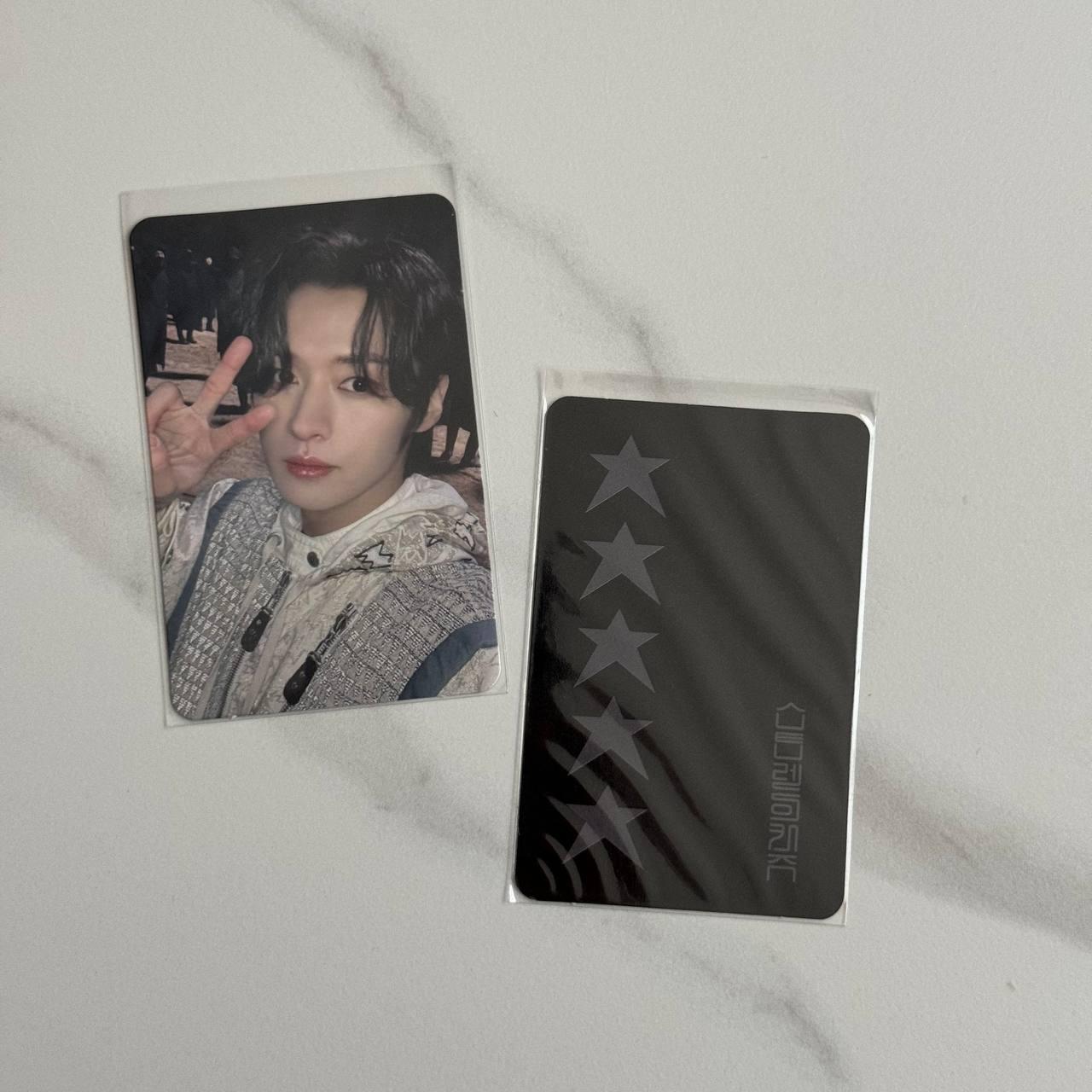 Lee Know Stray Kids '5-STAR' - Soundwave 1st Round Lucky Draw Event Photo Card (Black Back)